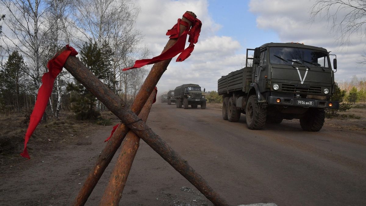 Z Běloruska míří domů dlouhá kolona ruské armády. Značí ji symbol „V“